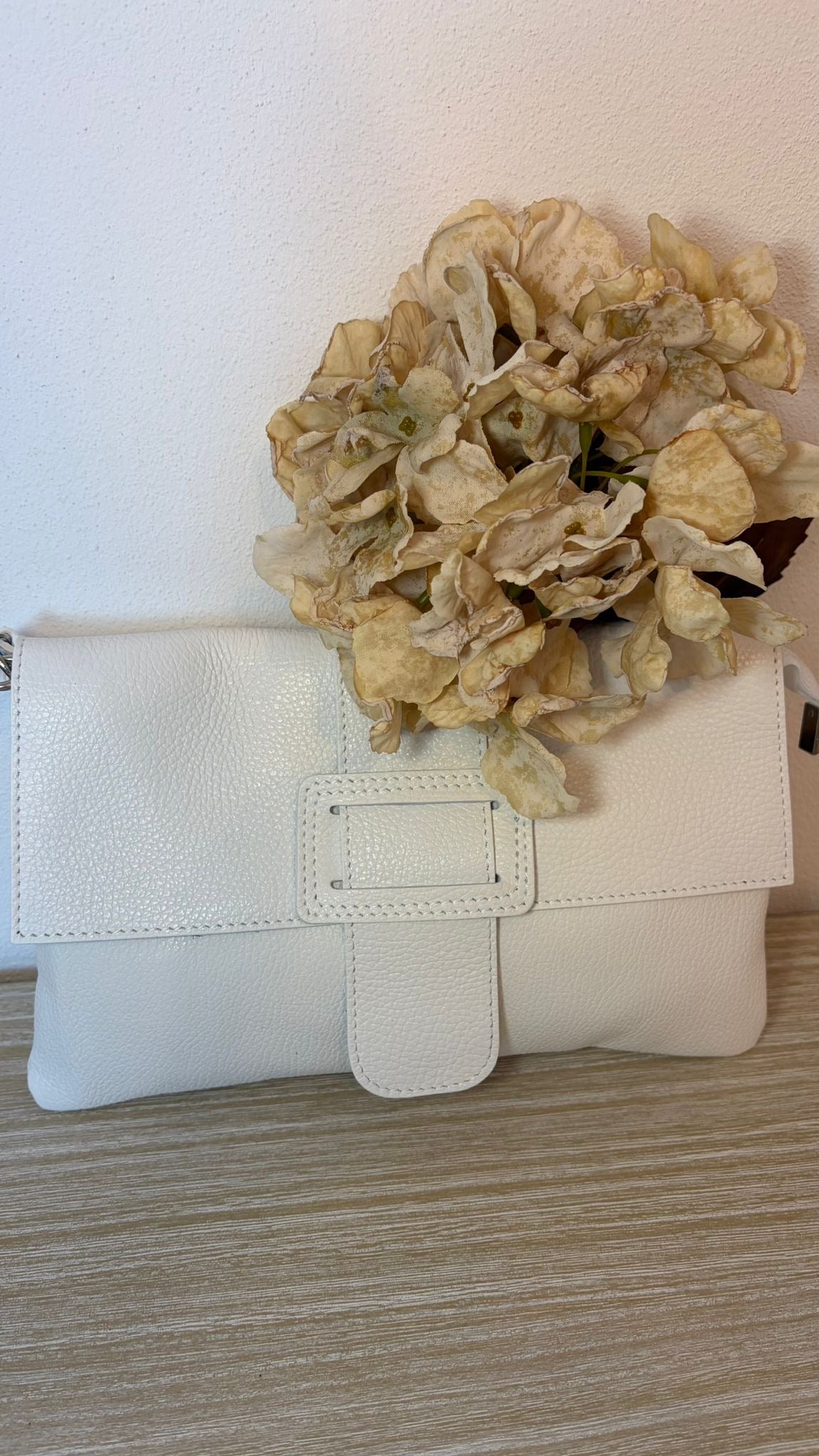 LIDIA - Bustina con patta in pelle martellata e tracolla