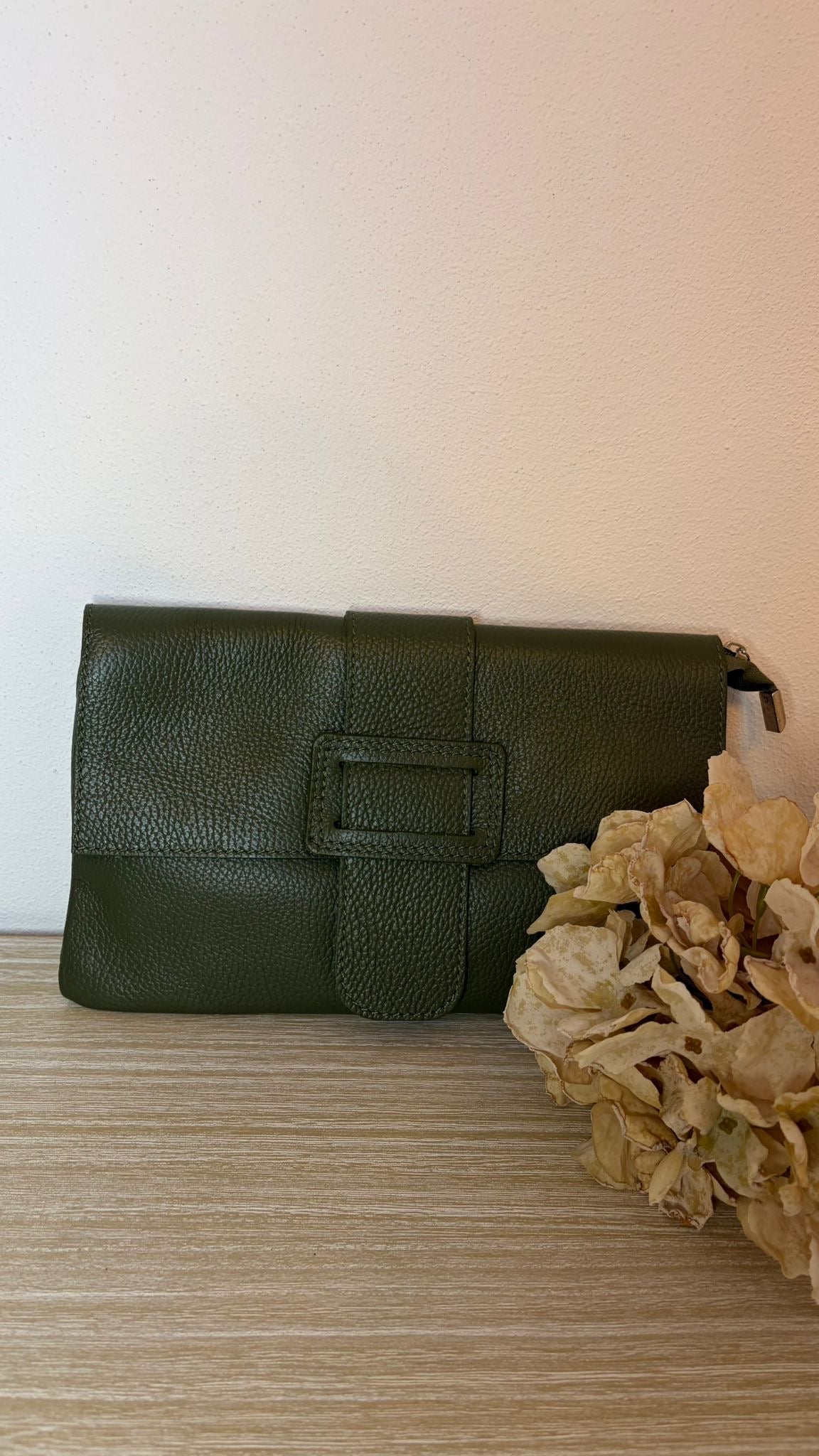 LIDIA - Bustina con patta in pelle martellata e tracolla