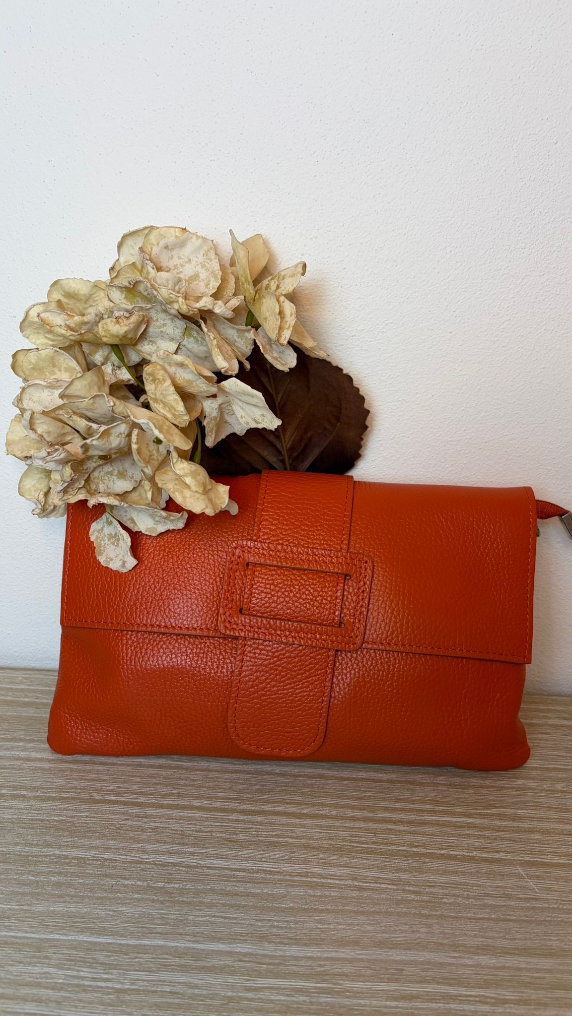 LIDIA - Bustina con patta in pelle martellata e tracolla