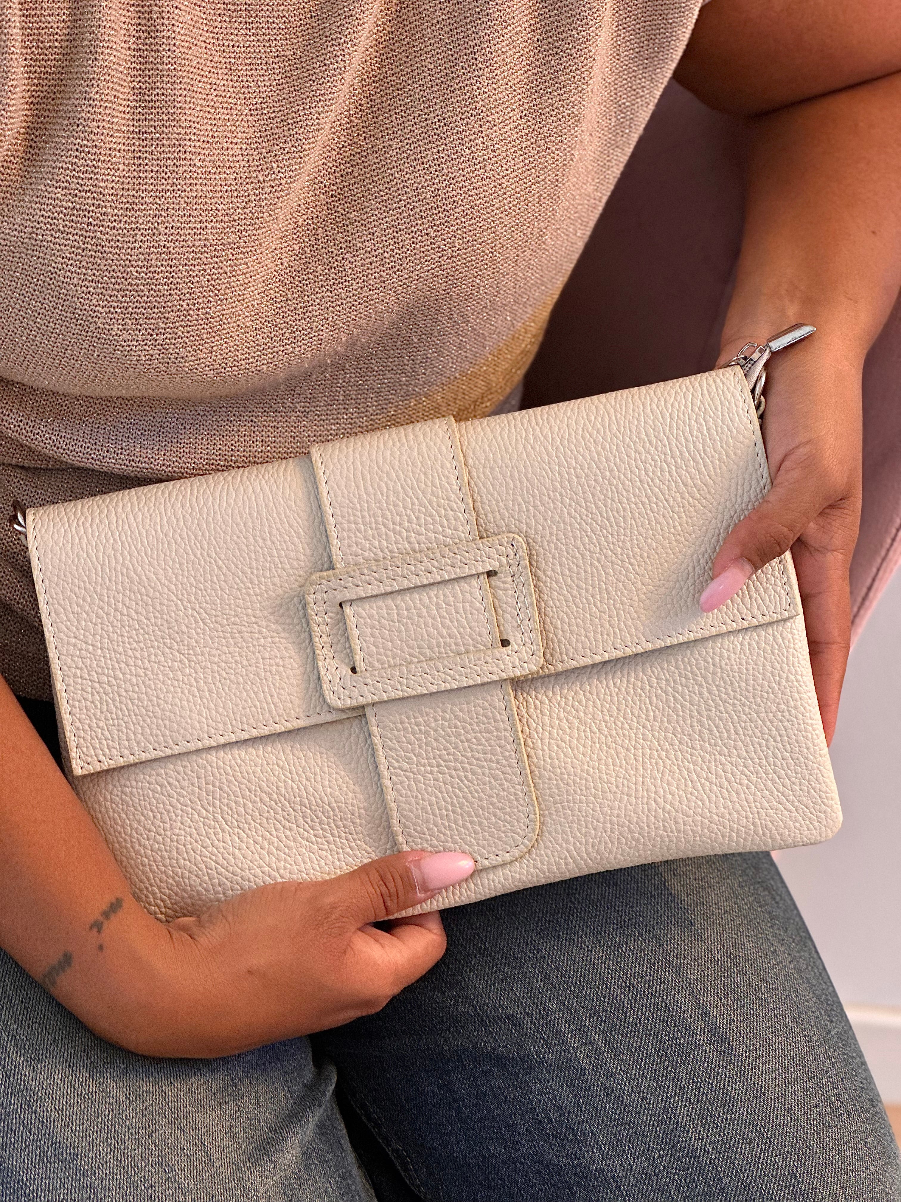 LIDIA - Bustina con patta in pelle martellata e tracolla