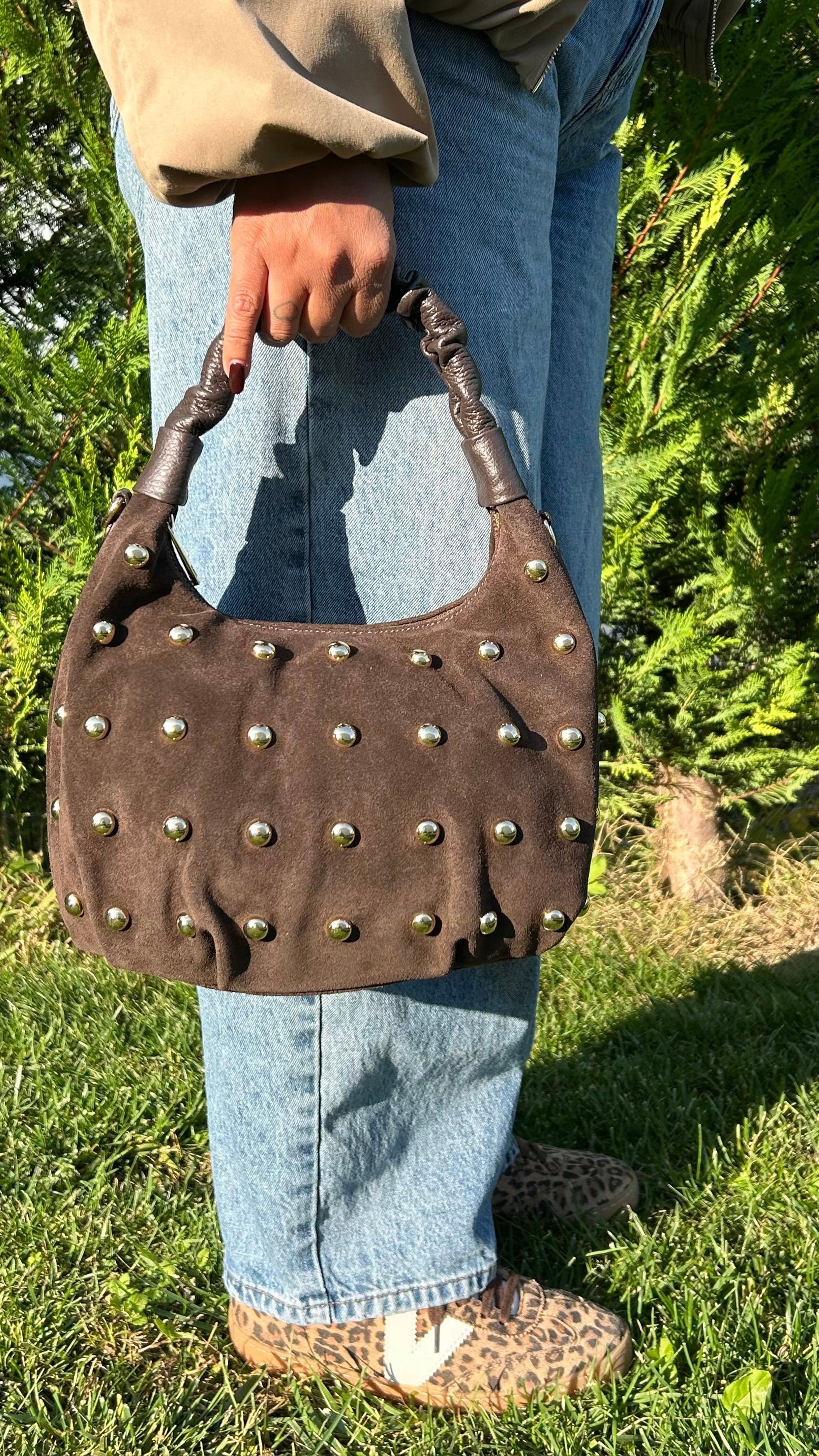 ELISA Borsa sacca scamosciata con borchie e tracolla